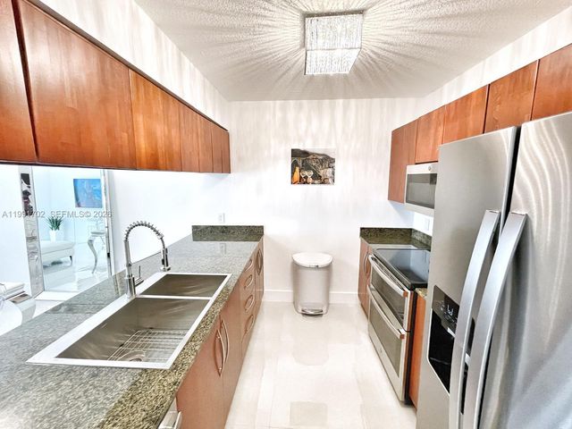 1200 SE Brickell Bay Dr 1707, Miami, FL 33131