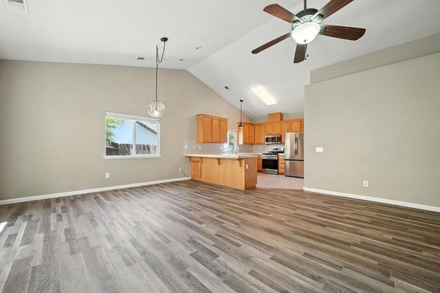 1021 Mockingbird Ln, Valley Springs, CA 95252