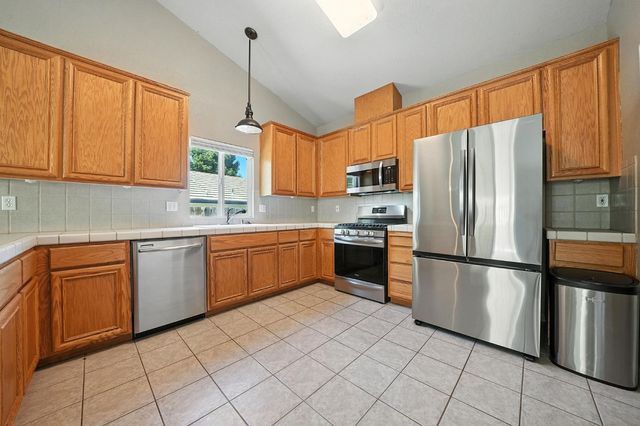 1021 Mockingbird Ln, Valley Springs, CA 95252