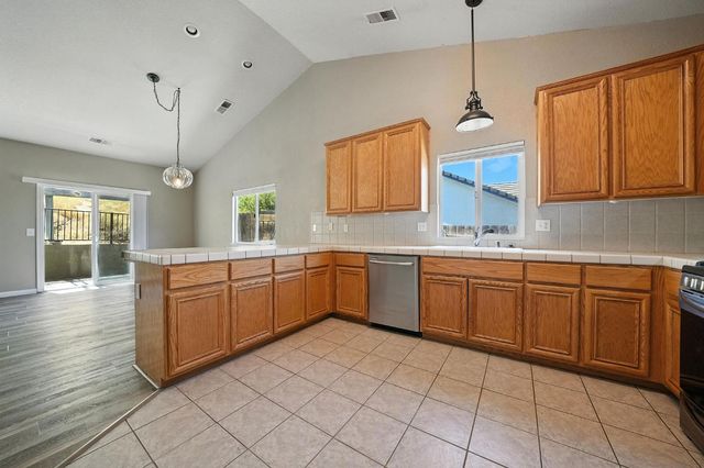 1021 Mockingbird Ln, Valley Springs, CA 95252