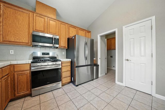 1021 Mockingbird Ln, Valley Springs, CA 95252