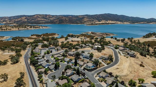 1021 Mockingbird Ln, Valley Springs, CA 95252