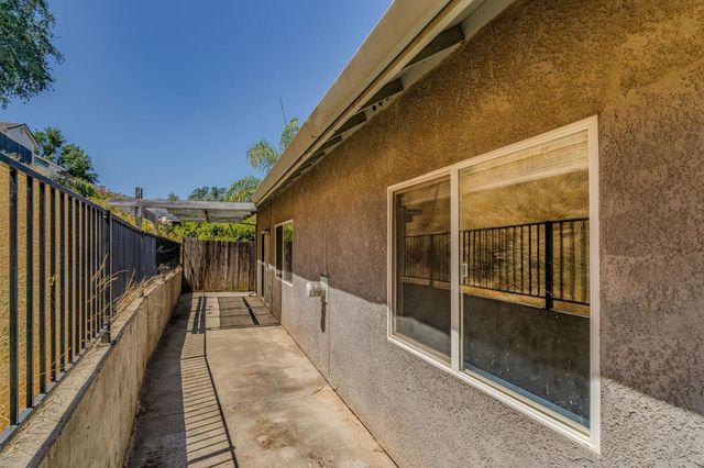 1021 Mockingbird Ln, Valley Springs, CA 95252