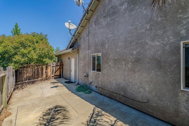 1021 Mockingbird Ln, Valley Springs, CA 95252