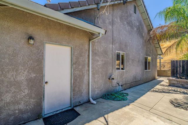 1021 Mockingbird Ln, Valley Springs, CA 95252