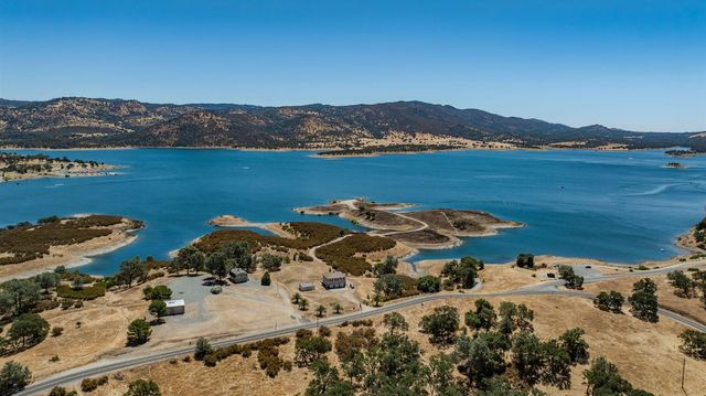 1021 Mockingbird Ln, Valley Springs, CA 95252