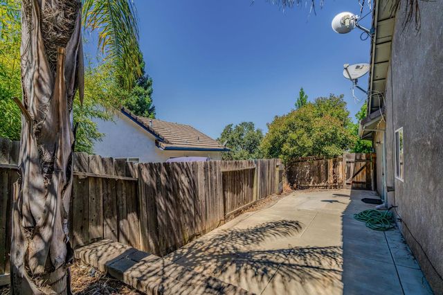 1021 Mockingbird Ln, Valley Springs, CA 95252