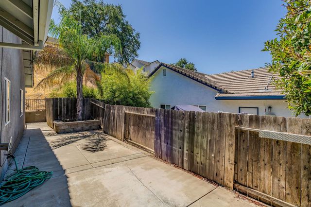 1021 Mockingbird Ln, Valley Springs, CA 95252