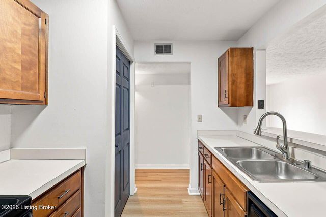 3306 Colonial Manor Cir 6B, Louisville, KY 40218