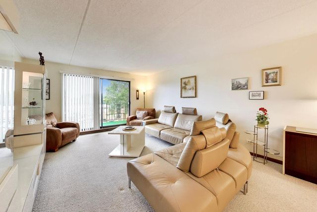 9346 Landings Lane 406, Des Plaines, IL 60016
