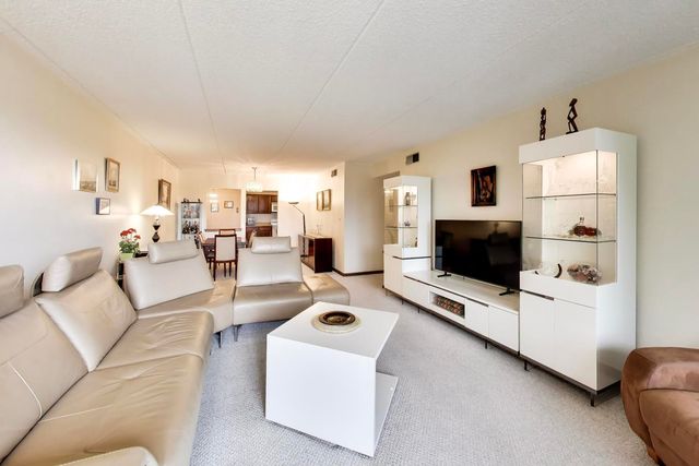9346 Landings Lane 406, Des Plaines, IL 60016