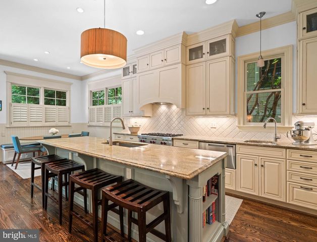 2215 KING PL NW, Washington, DC 20007