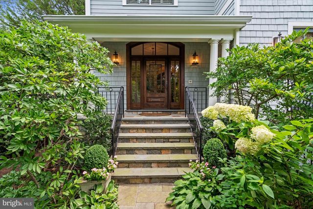 2215 KING PL NW, Washington, DC 20007