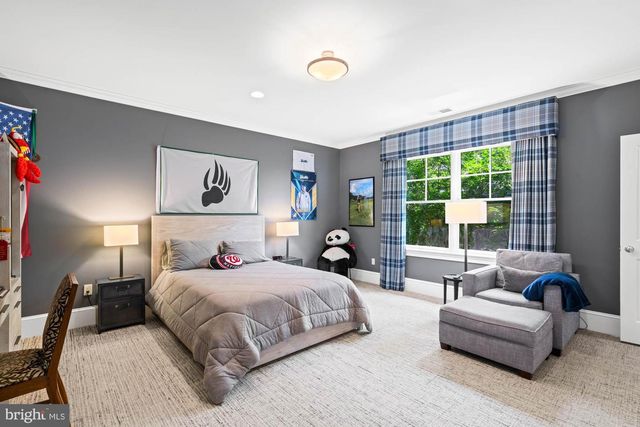 2215 KING PL NW, Washington, DC 20007