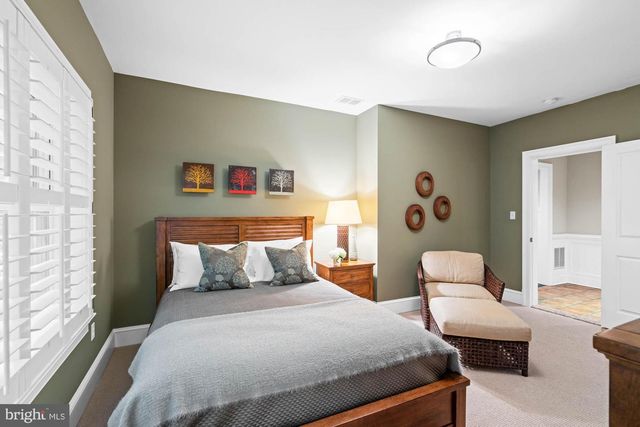 2215 KING PL NW, Washington, DC 20007