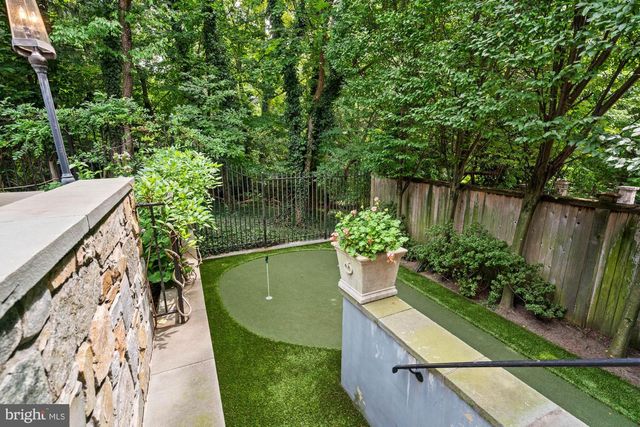 2215 KING PL NW, Washington, DC 20007