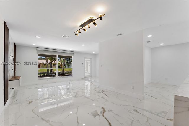 7220 NW 10th Pl, Plantation, FL 33313