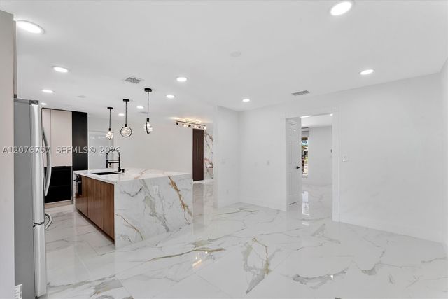 7220 NW 10th Pl, Plantation, FL 33313