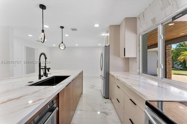 7220 NW 10th Pl, Plantation, FL 33313