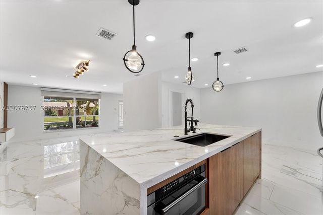 7220 NW 10th Pl, Plantation, FL 33313