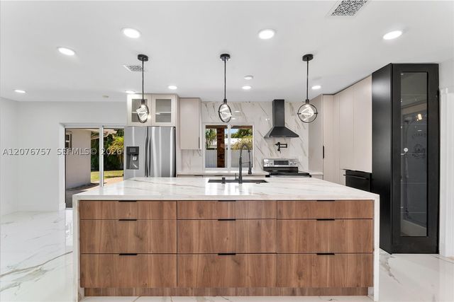 7220 NW 10th Pl, Plantation, FL 33313