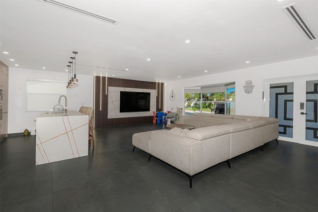 5300 Garfield St, Hollywood, FL 33021