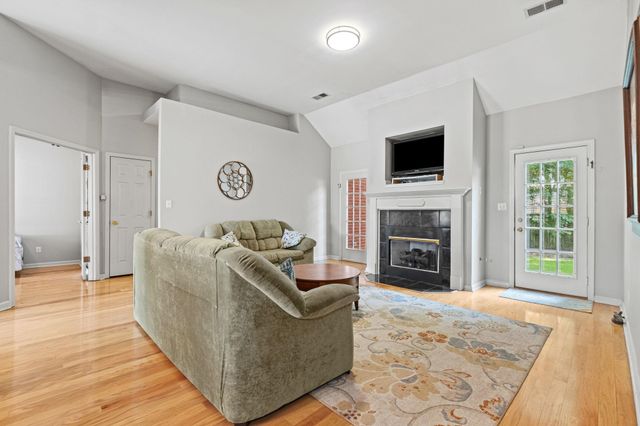 393 FOUNTAIN CREST DR, Memphis, TN 38120