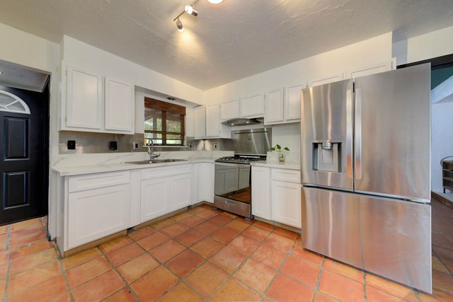 5804 Chaparral Circle NW, Albuquerque, NM 87114