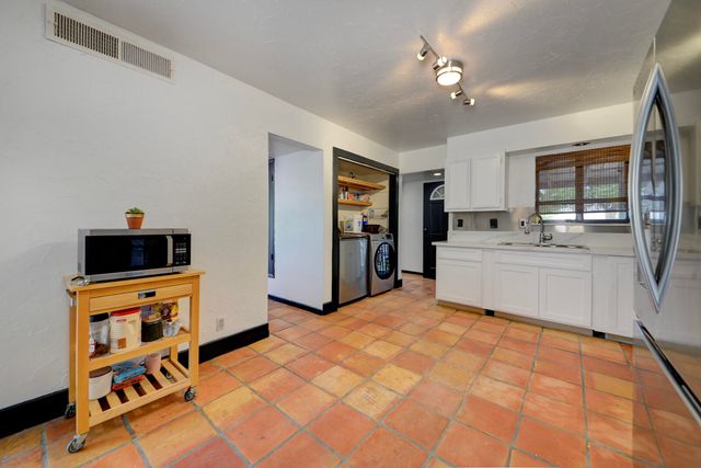 5804 Chaparral Circle NW, Albuquerque, NM 87114