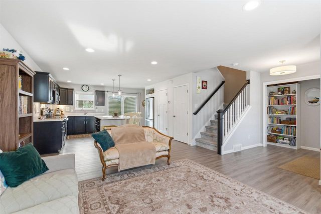 629 Hillcrest Drive, Waunakee, WI 53597