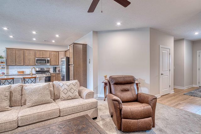 2727 WILLOW CREEK Drive, Evansville, IN 47712