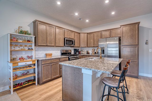 2727 WILLOW CREEK Drive, Evansville, IN 47712