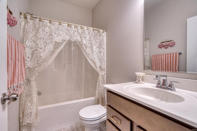 2727 WILLOW CREEK Drive, Evansville, IN 47712