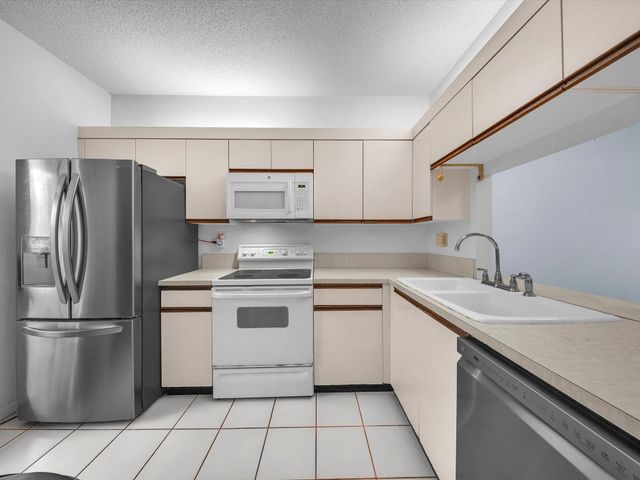 207 E Hemingway Circle 22, Margate, FL 33063