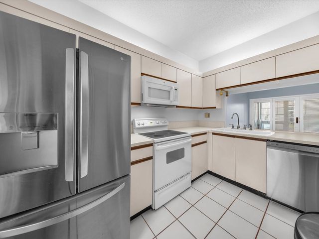 207 E Hemingway Circle 22, Margate, FL 33063