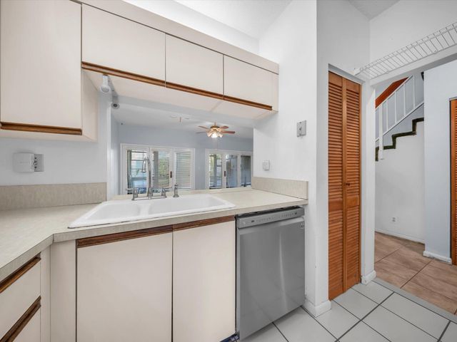 207 E Hemingway Circle 22, Margate, FL 33063