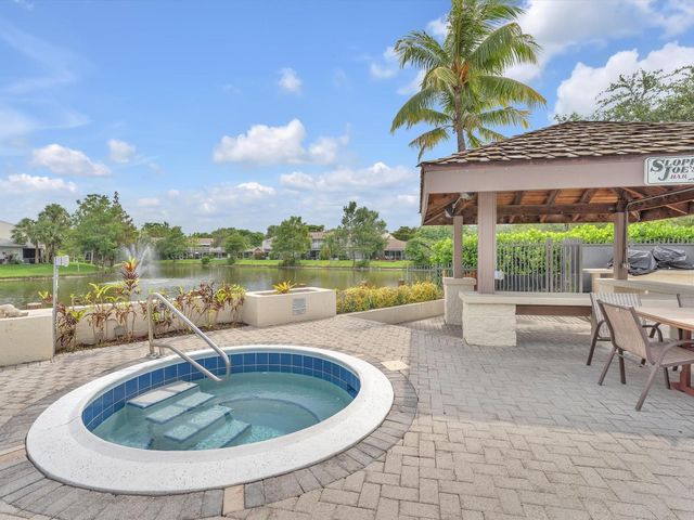 207 E Hemingway Circle 22, Margate, FL 33063