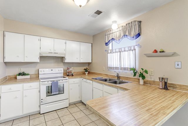 835 Ivory Road SE, Rio Rancho, NM 87124