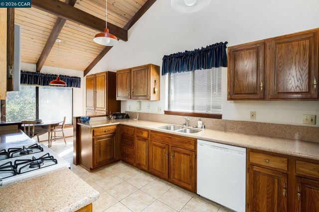 7160 Thorndale Dr, Oakland, CA 94611