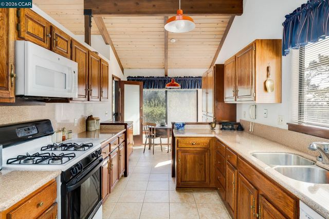 7160 Thorndale Dr, Oakland, CA 94611
