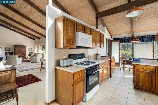 7160 Thorndale Dr, Oakland, CA 94611