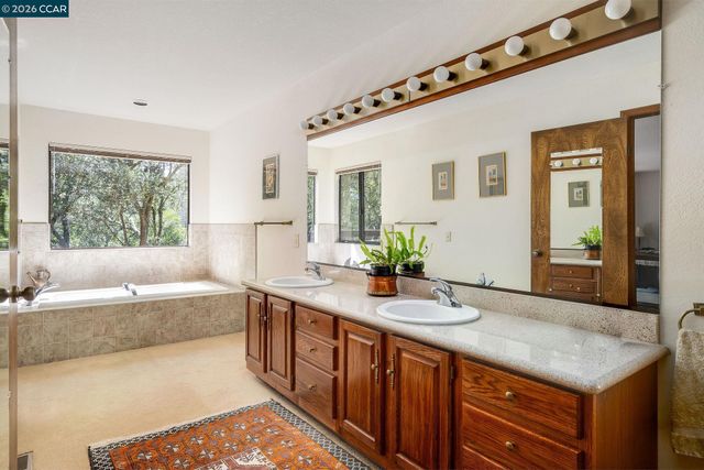7160 Thorndale Dr, Oakland, CA 94611