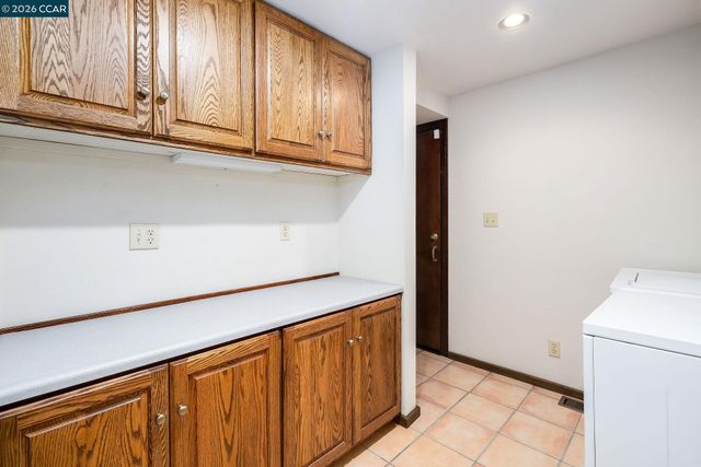 7160 Thorndale Dr, Oakland, CA 94611