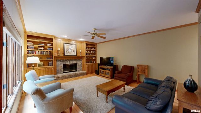 105 FLEUR DE LIS Court, East Peoria, IL 61611