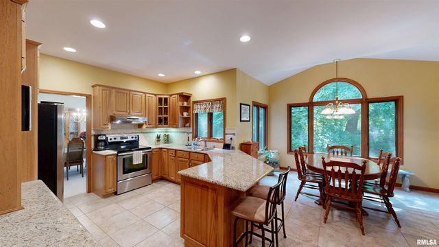 105 FLEUR DE LIS Court, East Peoria, IL 61611