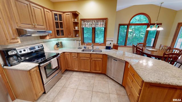 105 FLEUR DE LIS Court, East Peoria, IL 61611