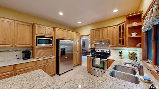 105 FLEUR DE LIS Court, East Peoria, IL 61611