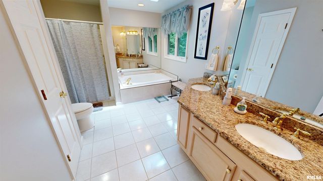 105 FLEUR DE LIS Court, East Peoria, IL 61611