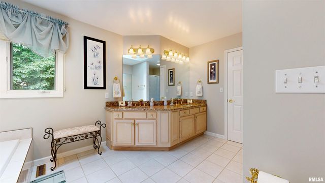105 FLEUR DE LIS Court, East Peoria, IL 61611