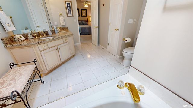 105 FLEUR DE LIS Court, East Peoria, IL 61611